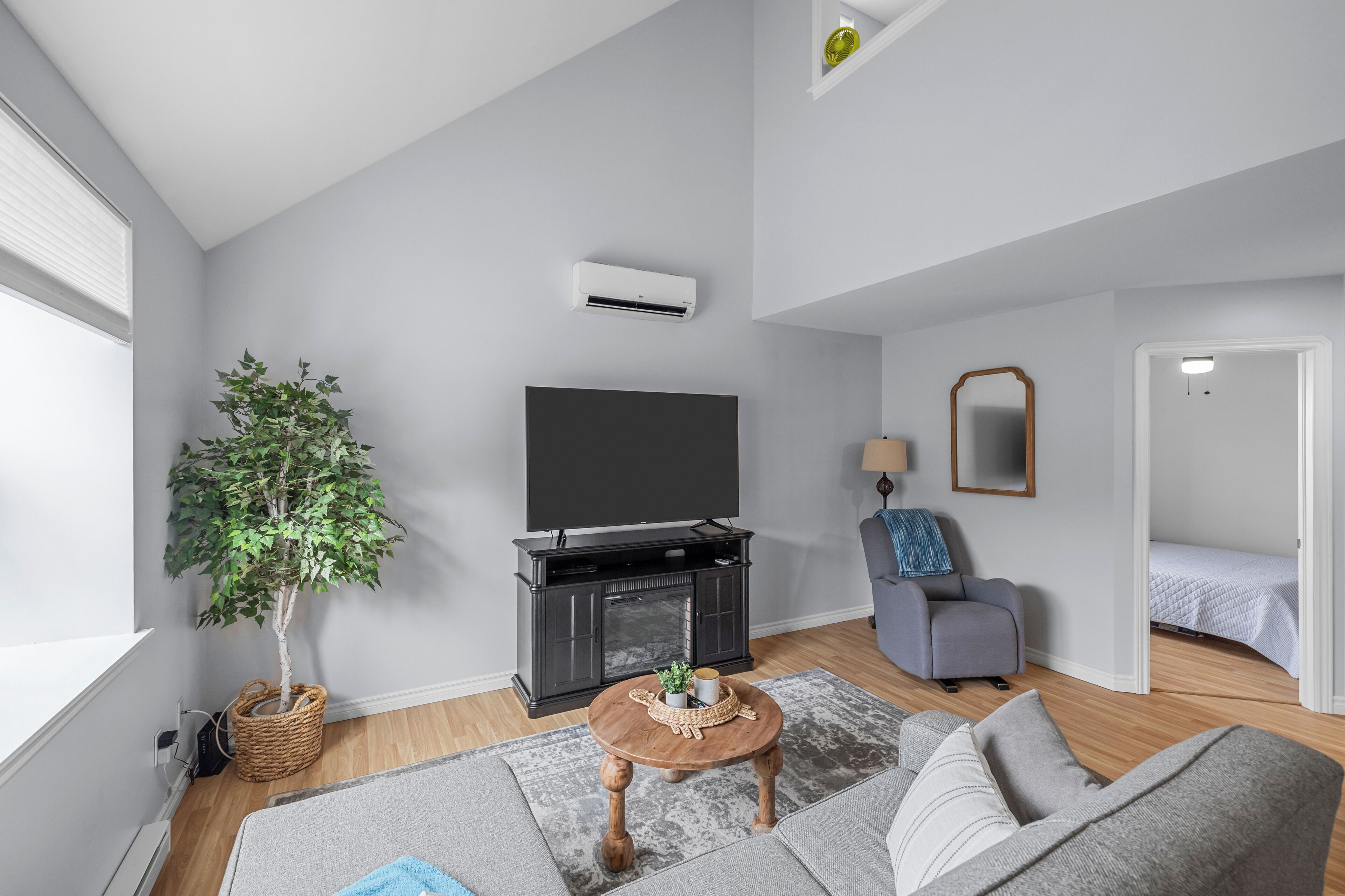 2 多间卧室、办公桌、WiFi、床单