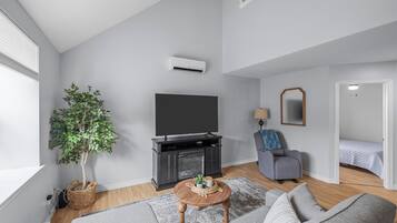 2 bedrooms, desk, WiFi, bed sheets