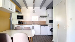 A compact kitchen with a microwave, toaster, sink, and a washing machine. - Renovated old barn in Erdeven (sleeps 6–8) 500 m from the beaches, with a garden (Erdeven)