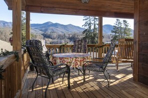 Outdoor dining - Tree House Suite at the Calhoun House Inn & Suites (Bryson City)