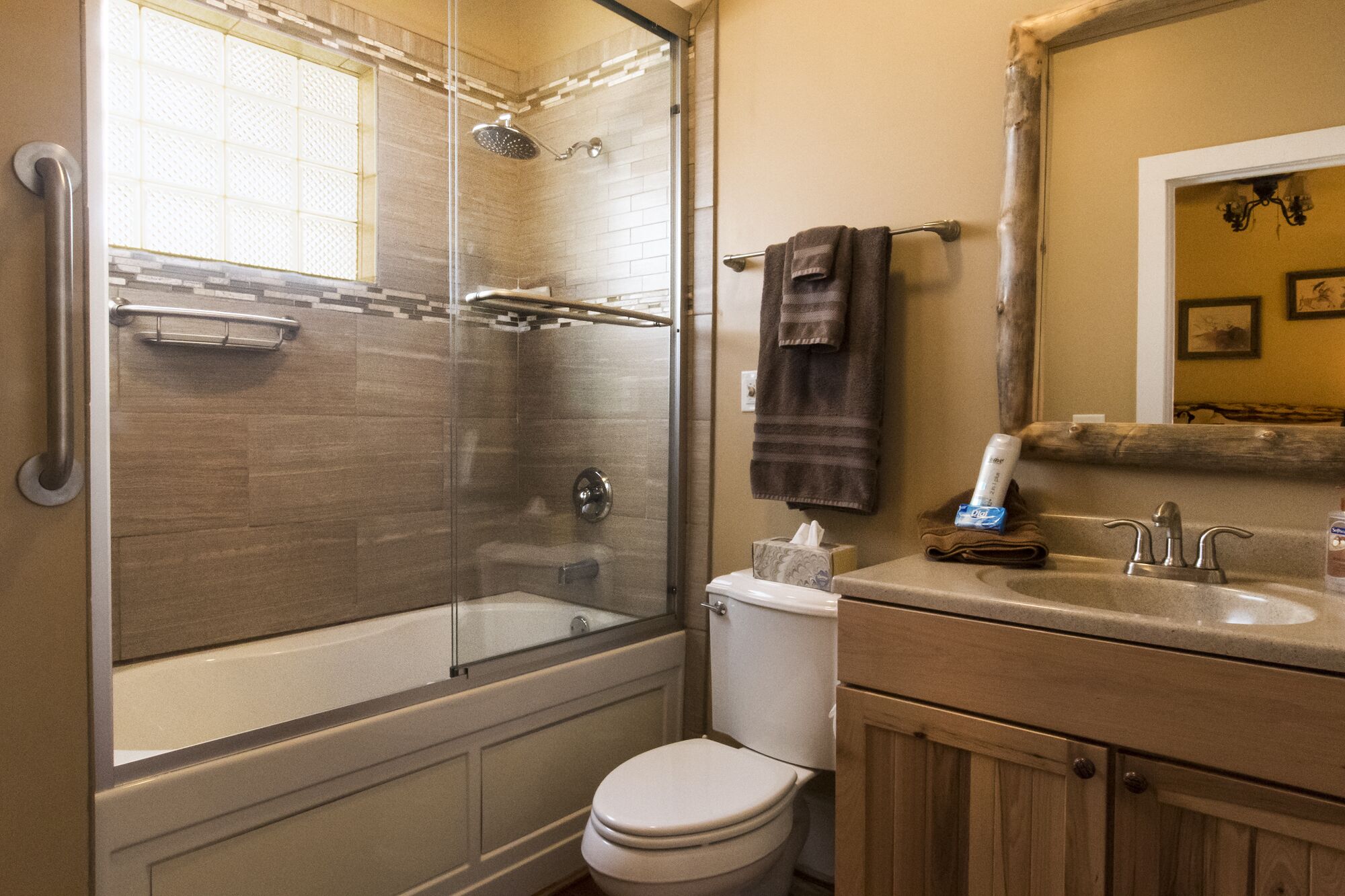 Shower, jetted bath, hair dryer, towels