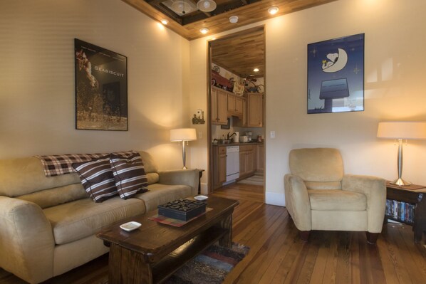 Téléviseur, foyer, lecteur de DVD, livres