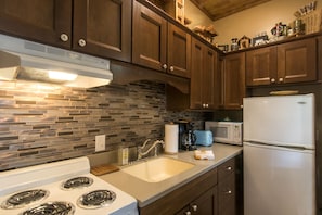 Kjøleskap, mikrobølgeovn, ovn og kokeplater