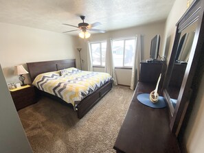 3 bedrooms, iron/ironing board, travel cot, free WiFi - Boji Vacation is Calling! cabin#147 (Arnolds Park)