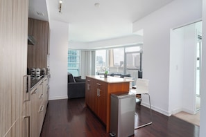 Refrigerador con freezer, microondas, horno, placa de cocina