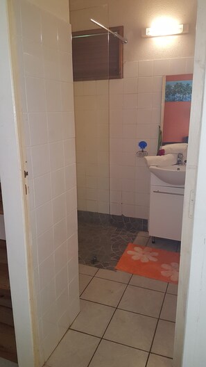Bathroom - Hyacinthe b (Sainte-Rose)