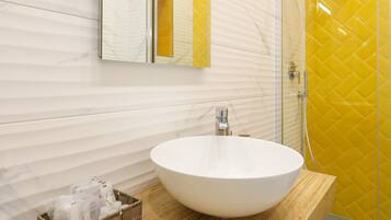 Regadera, secadora de cabello, bidet, toallas