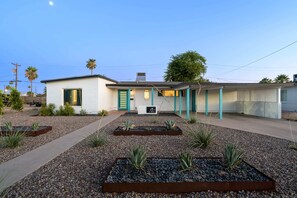 Exterior - Old Town Stunner Bocce Backyard w/Free Heated Pool (Scottsdale)