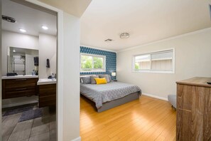 5 bedrooms, iron/ironing board, WiFi, bed sheets