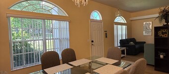 Big 4-bedroom home minutes from North Fl, Shands, Oaks Mall & Ben Hill Stadium 