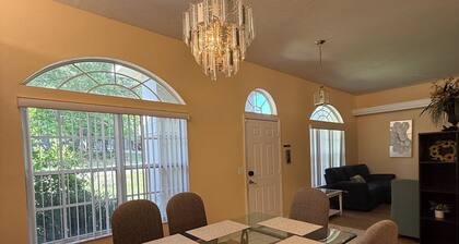Big 4-bedroom home minutes from North Fl, Shands, Oaks Mall & Ben Hill Stadium