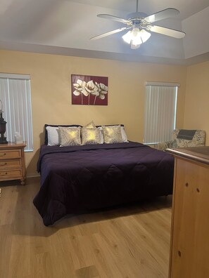 4 habitaciones, escritorio y tabla de planchar con plancha