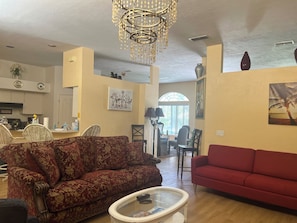TV connectée, cheminée, livres