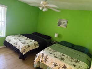 4 habitaciones, escritorio y tabla de planchar con plancha