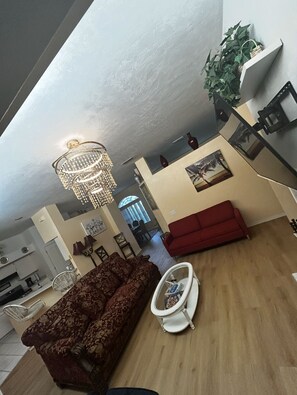 Smart TV, chimenea y libros 