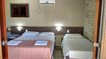 Quarto triplo standard | Frigobar, Wi-Fi de cortesia, roupa de cama