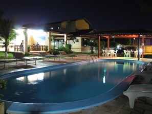 Kolam renang outdoor, dengan kursi berjemur