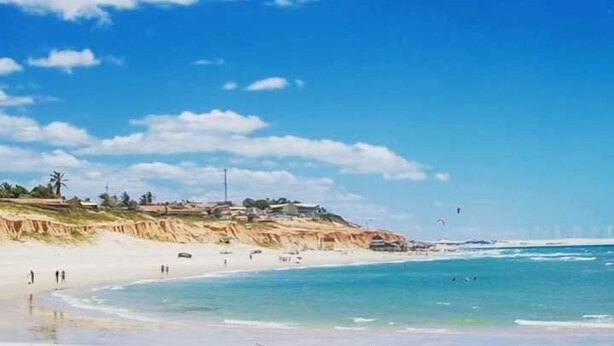 A beach with clear skies and calm waters. - POUSADA 7 MARES (Aracati)