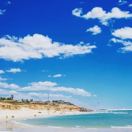 Una playa cerca, arena blanca, traslado desde/hacia la playa gratis. POUSADA 7 MARES