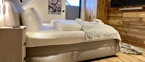 3 bedrooms, iron/ironing board, WiFi, bed sheets