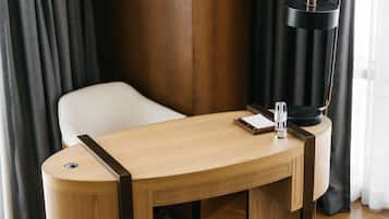 Habitación Grand (Swexan) | Área de sala de estar | Televisión de pantalla plana de 55 pulgadas con canales vía satélite