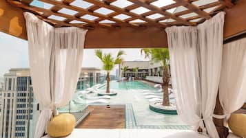 Piscina a l'aire lliure (horari: 06:00-23:00), para-sols i gandules