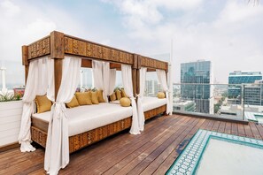 Utendørsbasseng, bassengparasoller og solsenger