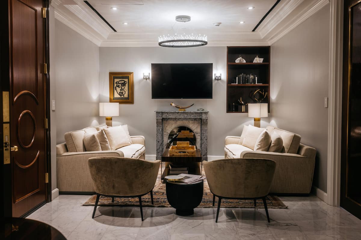District Suite | Living area | 55-inch flat-screen TV with satellite channels, TV