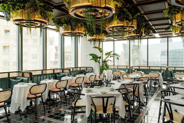 3 restaurants; breakfast, lunch, dinner, and brunch served