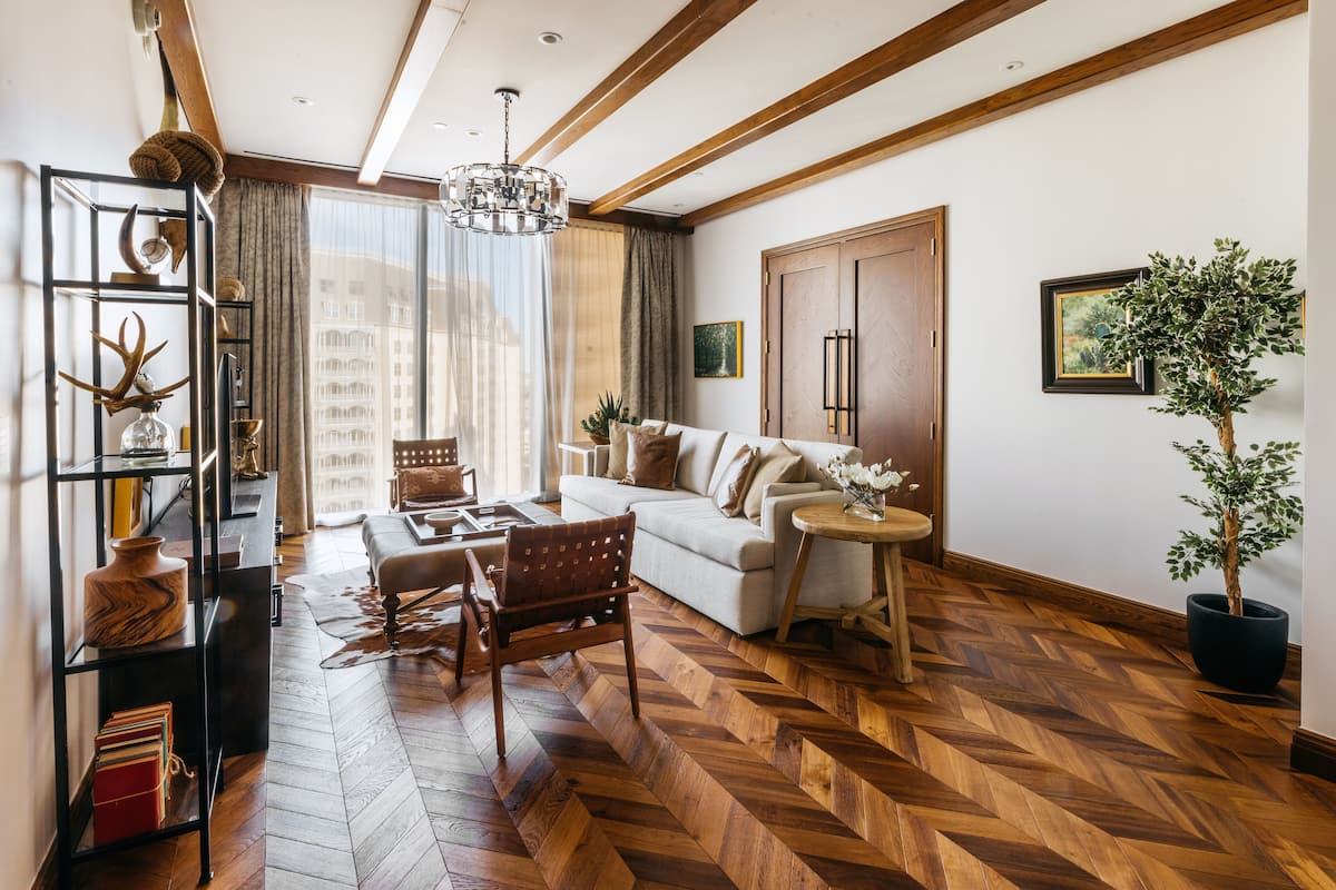 East Parlour Suite | Living area | 55-inch flat-screen TV with satellite channels, TV