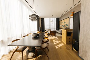 Suite (Harwood) | Oppholdsområde | En 55-tommers Flatskjerm-TV med Parabol-TV samt TV