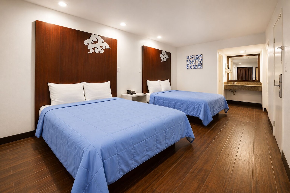 Habitación, 2 camas Queen size, para no fumadores | Escritorio, tabla de planchar con plancha, wifi gratis y ropa de cama