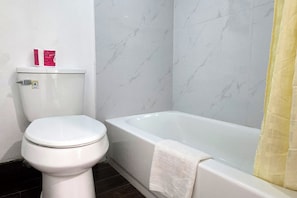 Quarto, 2 camas Queen, para não fumantes | Banheiro | Produtos de toalete grátis, secador de cabelo, toalhas de banho 