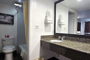 Habitación, 2 camas Queen size, para no fumadores | Baño | Amenidades de baño gratuitas, secadora de cabello, toallas