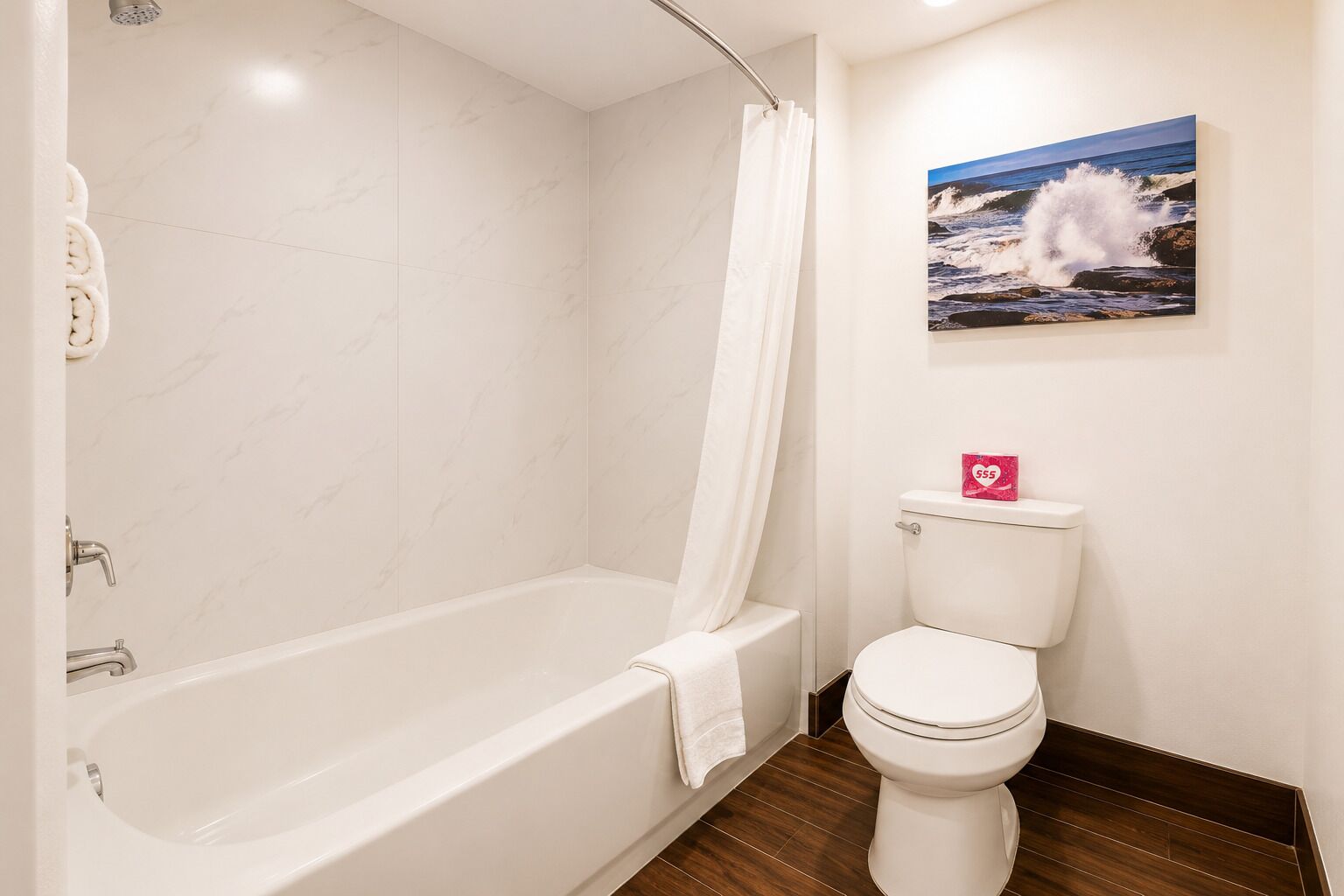 Un baño con bañera, inodoro y cortina de ducha.