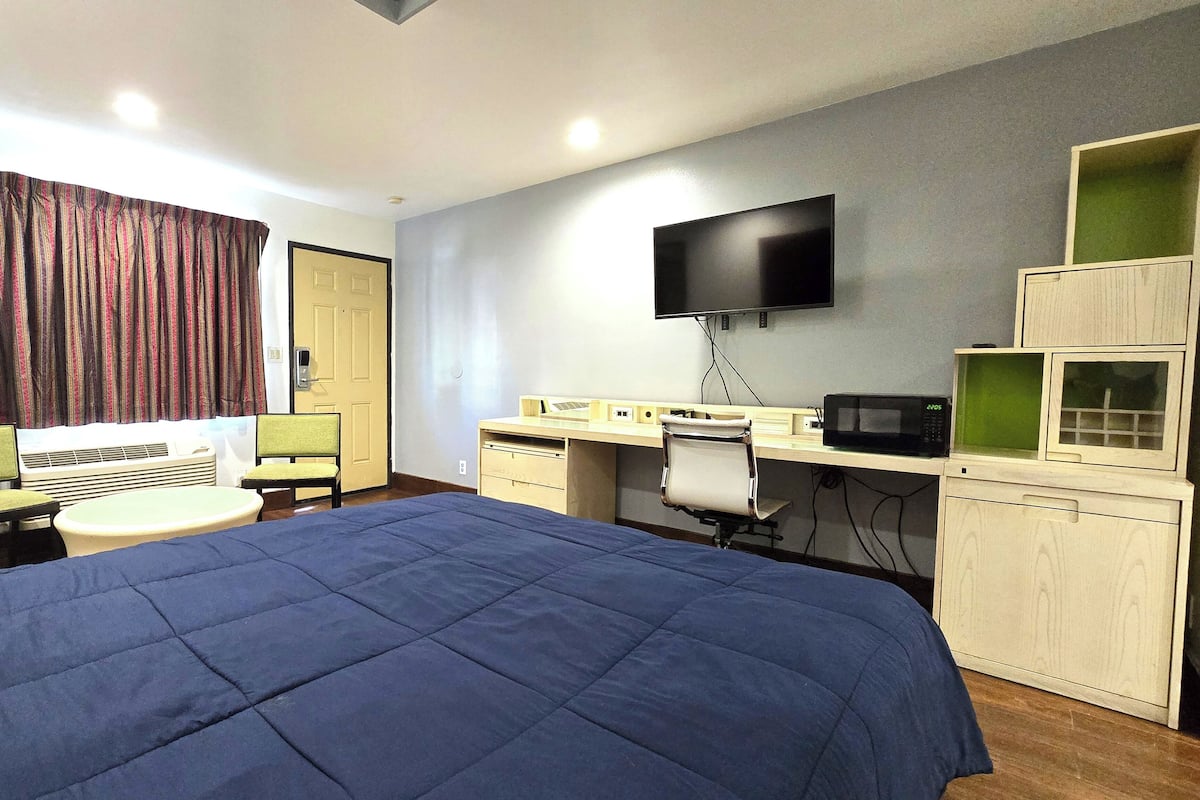 Desk, iron/ironing board, free WiFi, bed sheets