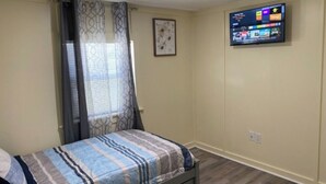 2 soverom, skrivebord, strykejern/-brett og wi-fi