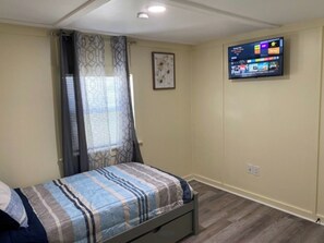 2 habitaciones, escritorio, tabla de planchar con plancha y wifi 