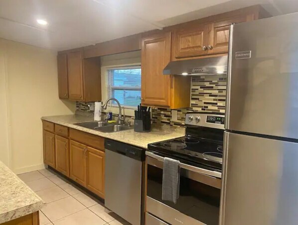 Fridge, microwave, oven, stovetop - Entire Punta Gorda Home Sleeps 7 Close to I-75 (Punta Gorda)