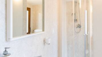 Quarto tradicional, várias camas, para não fumantes, ar-condicionado | Banheiro | Chuveiro, chuveiro com efeito de chuva, produtos de toalete grátis