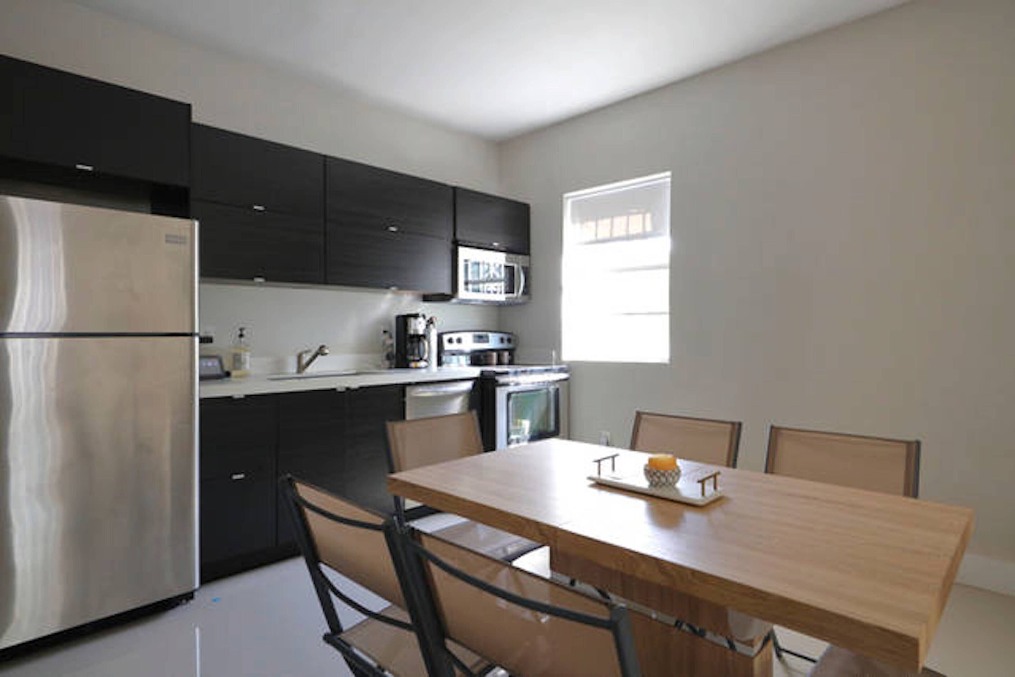 EXTRA LARGE APARTMENT + FREE PARKING