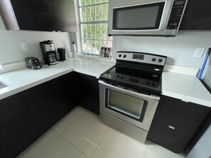 Frigorifero, microonde, forno, piano cottura