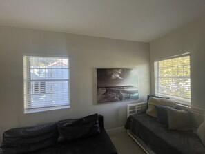 Interior - EXTRA LARGE APARTMENT + FREE STREET PARKING (Miami)
