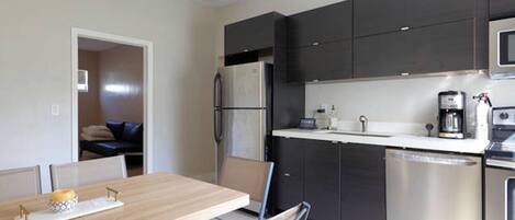 冷蔵庫、電子レンジ、オーブン、コンロ