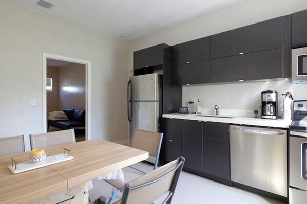 Refrigerador, microondas, horno y parrilla de estufa