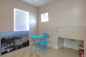 Interior - EXTRA LARGE APARTMENT + FREE STREET PARKING (Miami)
