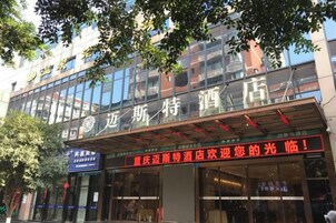 Un hotel con fachada moderna, amplias ventanas y una entrada destacada.
