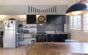 Fridge, oven, coffee/tea maker, electric kettle