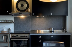 Fridge, oven, coffee/tea maker, electric kettle