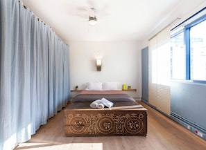 1 camera, una scrivania, ferro/asse da stiro, culla da viaggio